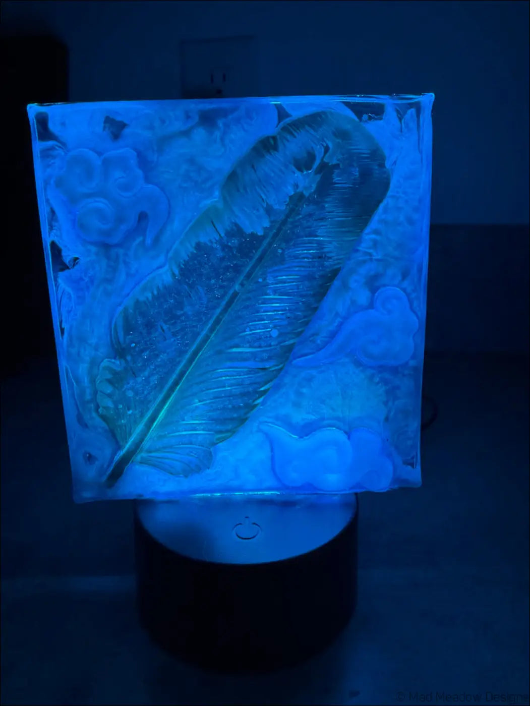 Whimsical Golden Feather Resin Lamp for a Dreamy Sanctuary - Light