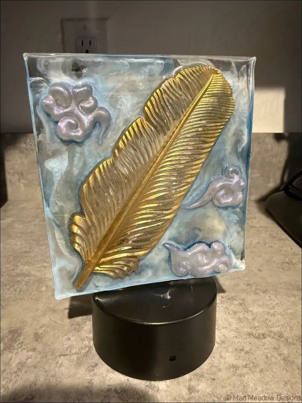 Whimsical Golden Feather Resin Lamp for a Dreamy Sanctuary - Light